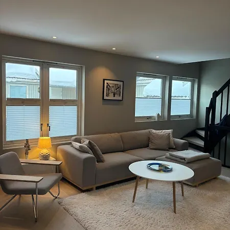 Beautiful House - Walking Distance Of Everything Apartment