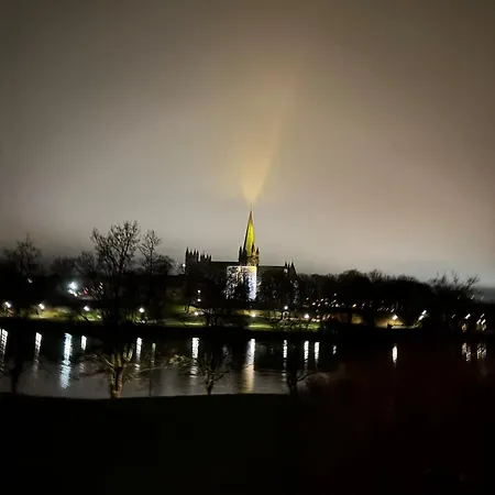 Beautiful House - Walking Distance Of Everything Apartment