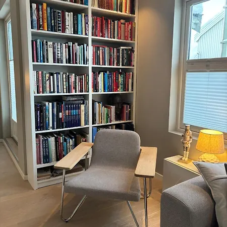 Beautiful House - Walking Distance Of Everything Apartment